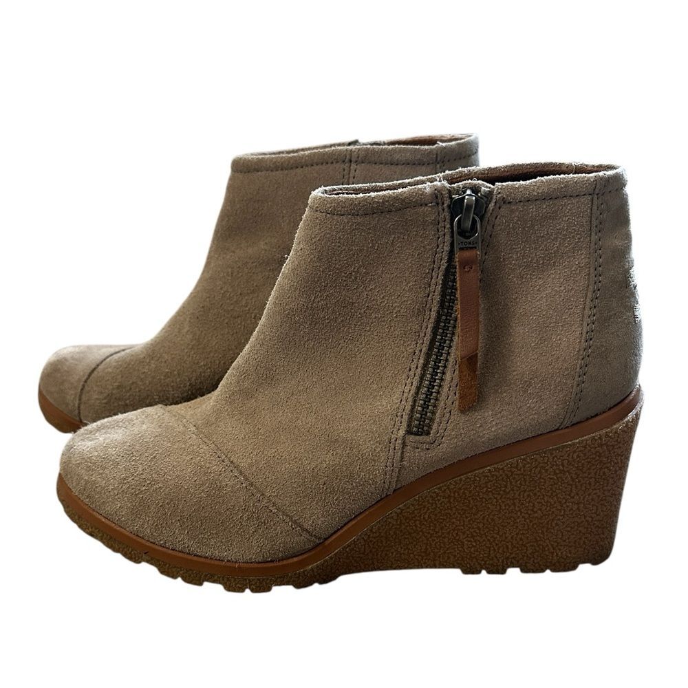 Toms Tan Ankle Booties Desert Wedge
Size 7